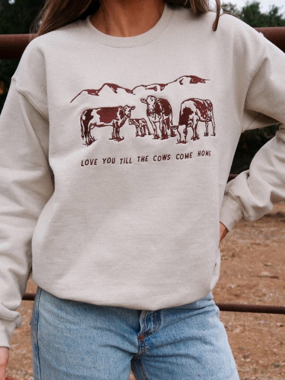 VTG Style Cow Graphic Sweatshirt Beige Crewneck Love You Till The Cows Come Home